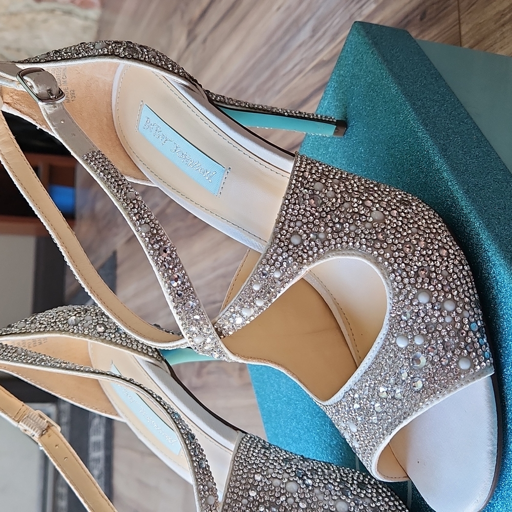 Beautiful white heels - Picture 2 of 12
